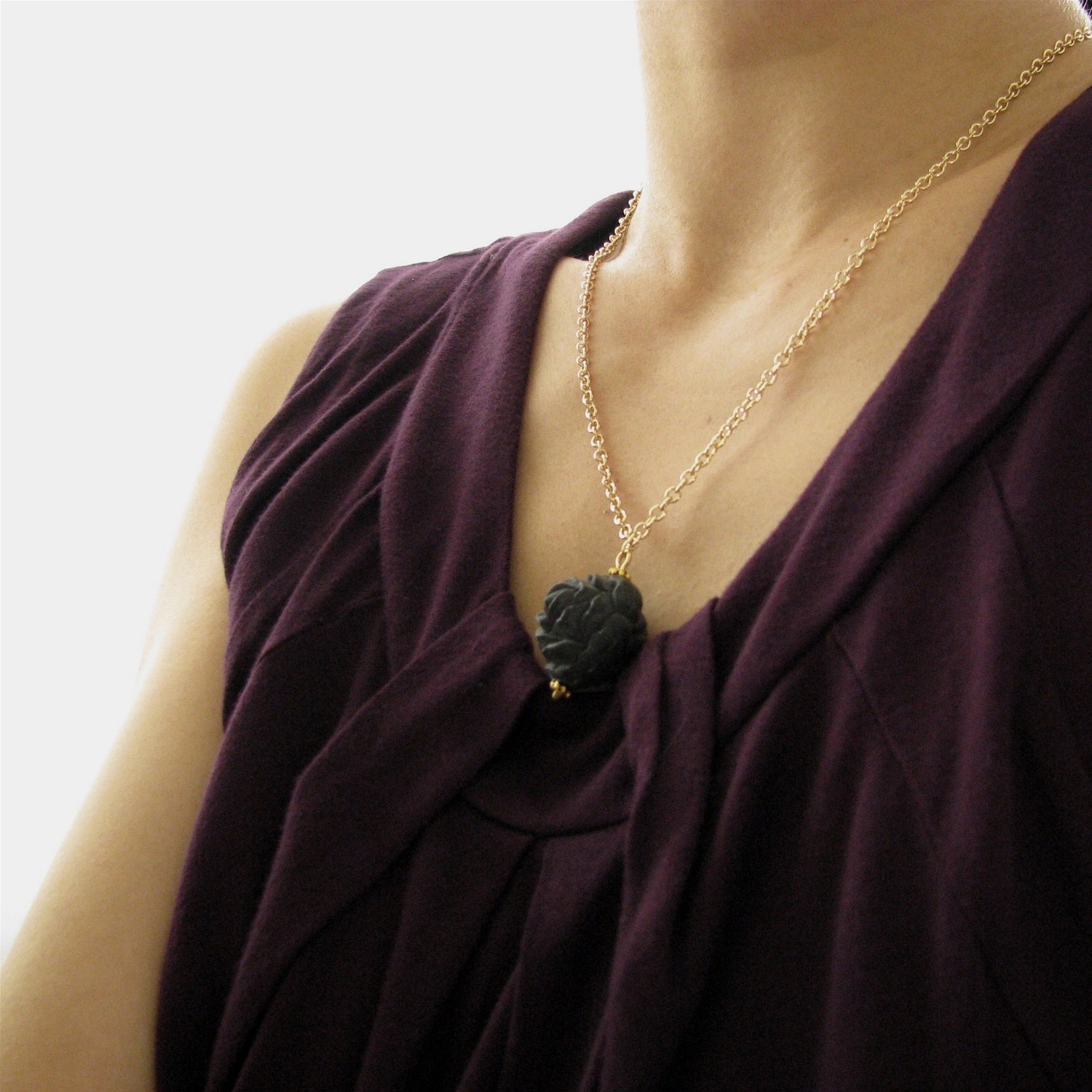 Romantic Black Rose Necklace With Unique Golden Faceted Ball Chain on